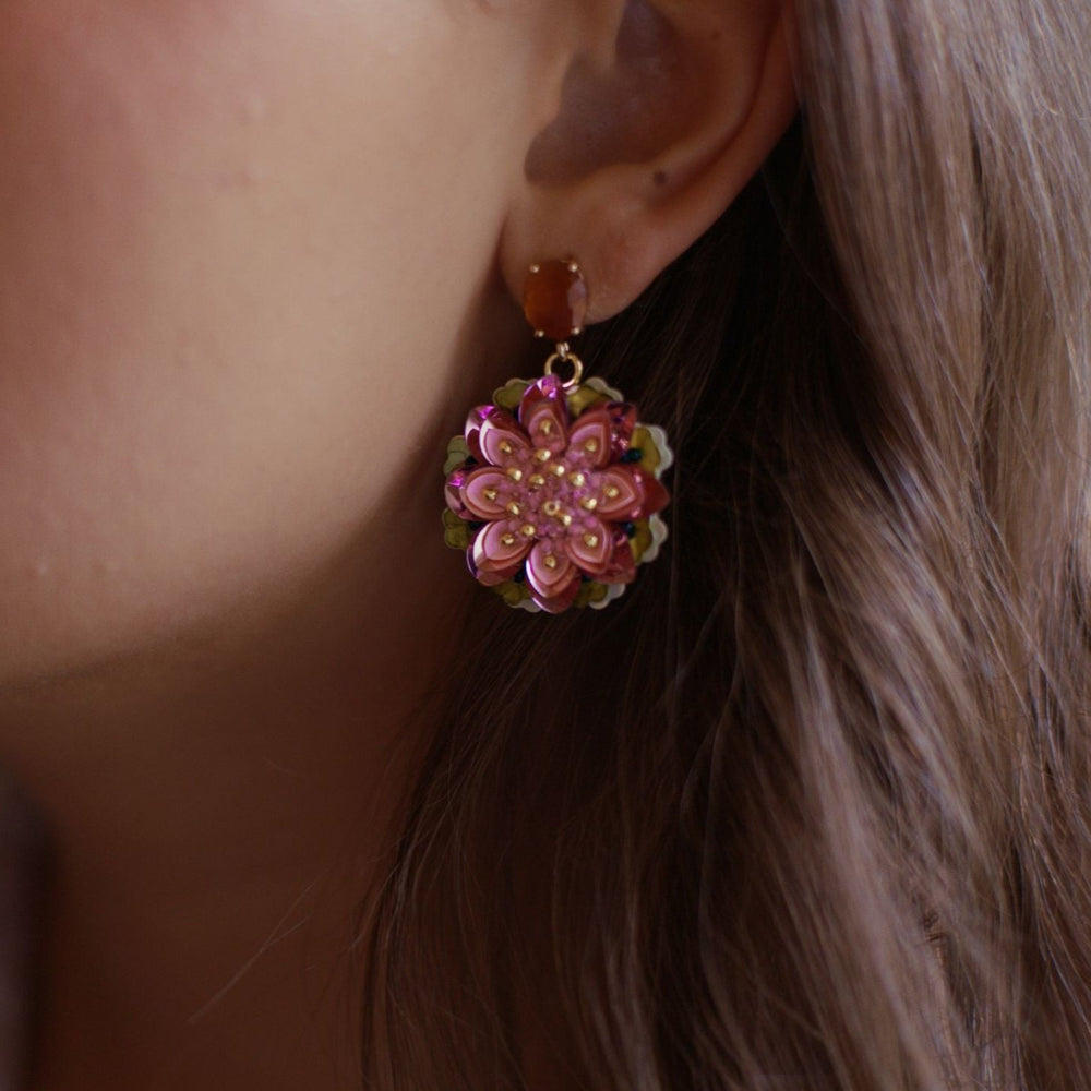 
                  
                    Single Flower Gem Pink
                  
                