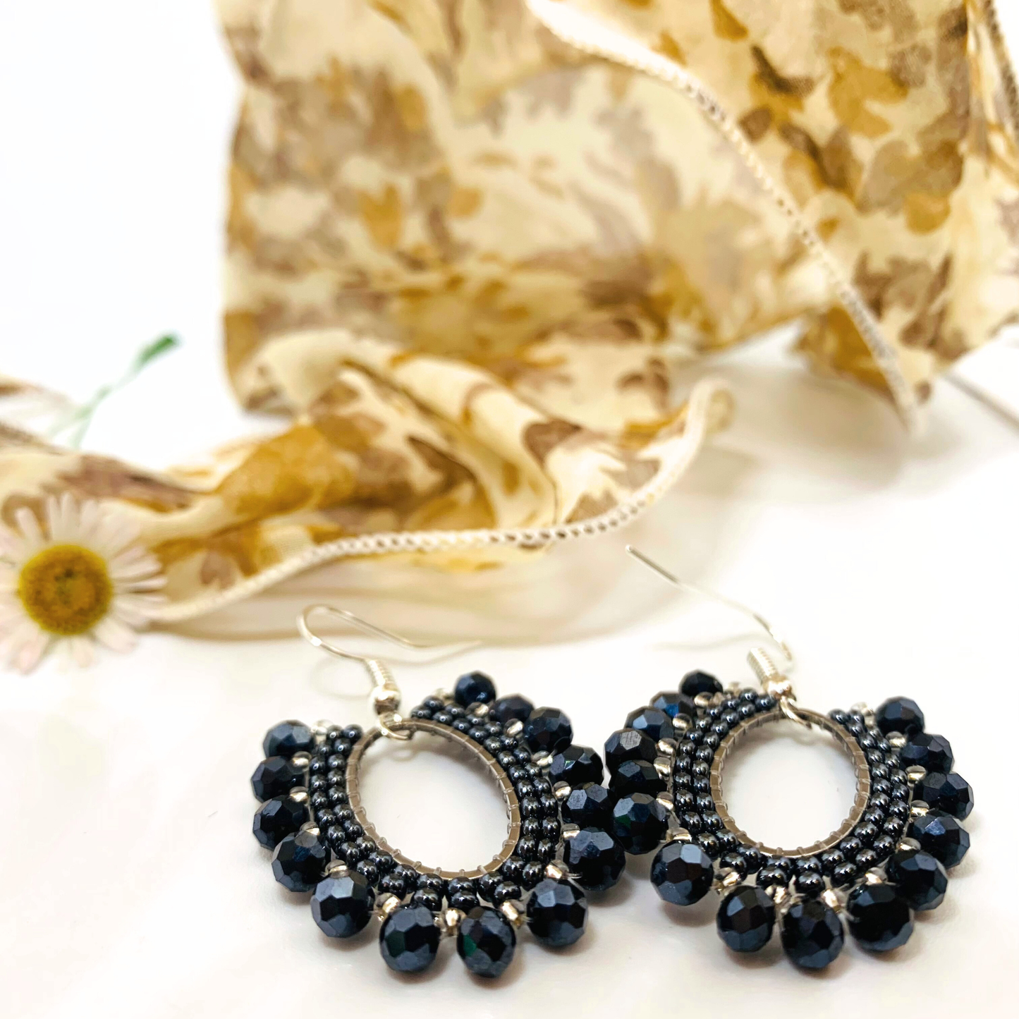 Flower Oval Silver Black